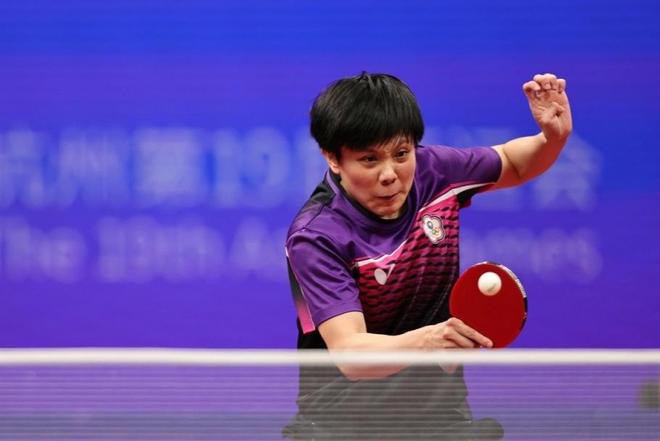 在中场占据 在中场占据